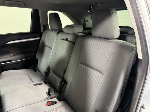 Used 2018 Toyota Highlander LE FWD image 17