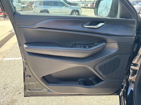 Used 2025 Jeep Grand Cherokee Altitude image 42