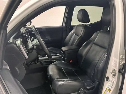 Used 2018 Toyota Tacoma TRD Sport AWD/4WD image 28