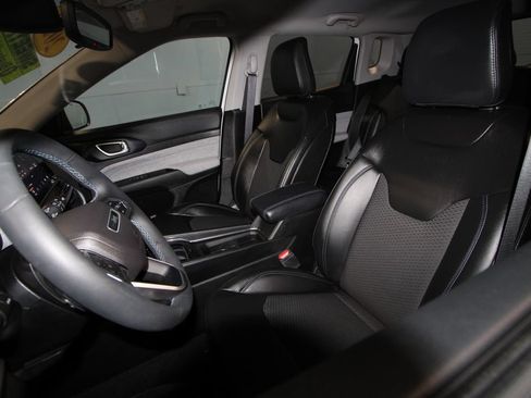Used 2022 Jeep Compass Latitude FWD image 4