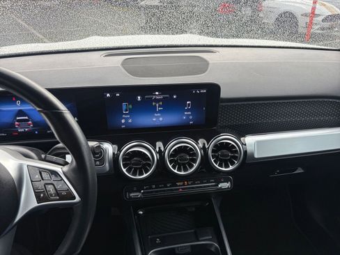 Used 2025 Mercedes-Benz GLB 250 4MATIC image 17