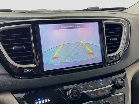 Used 2022 Chrysler Pacifica Touring-L image 16