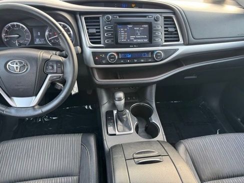 Used 2014 Toyota Highlander Plus AWD/4WD image 2