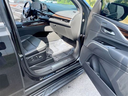 Used 2023 Cadillac Escalade ESV Premium Luxury image 32