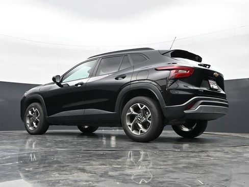 Used 2025 Chevrolet Trax LT w/ LT Convenience Package FWD image 40