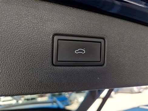 Used 2022 Volkswagen Tiguan SEL R-Line image 32