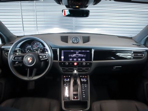 Certified 2025 Porsche Macan image 12