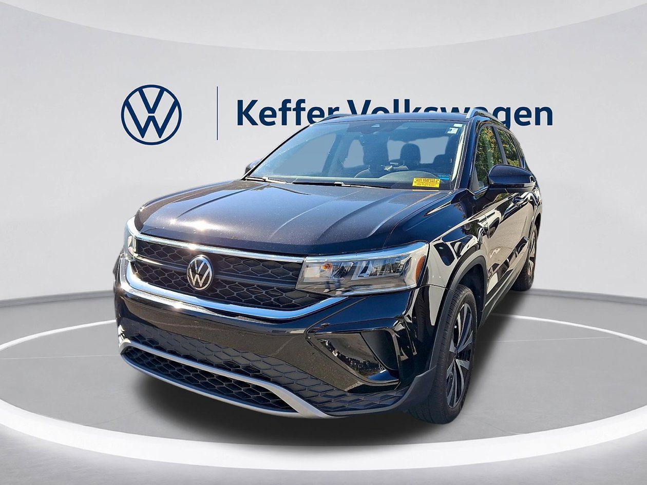 Certified 2023 Volkswagen Taos SE w/ Panoramic Sunroof Package FWD image 2