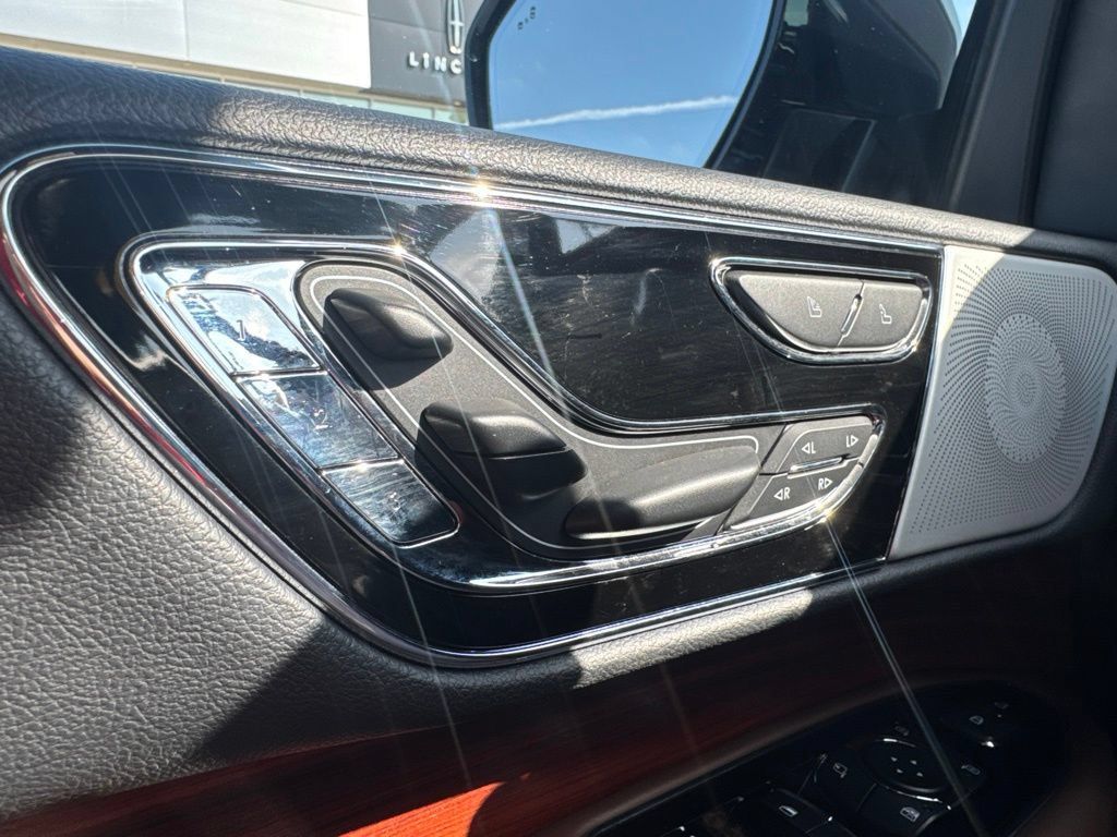 Used 2024 Lincoln Navigator L Reserve AWD/4WD image 7
