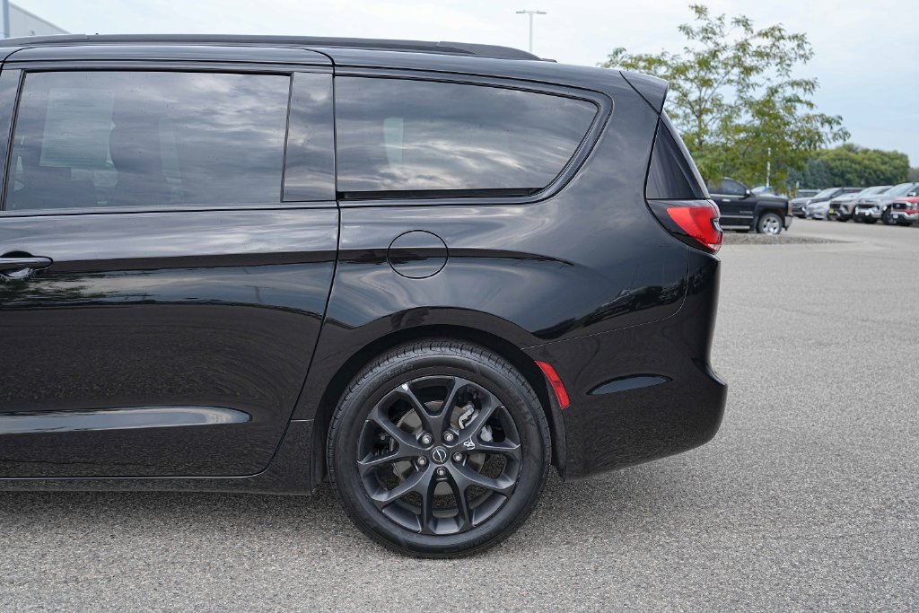 Used 2025 Chrysler Pacifica Limited FWD image 13