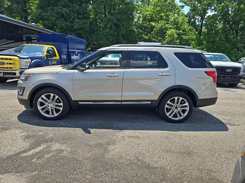 Used 2017 Ford Explorer XLT w/ Equipment Group 202A AWD/4WD image 2