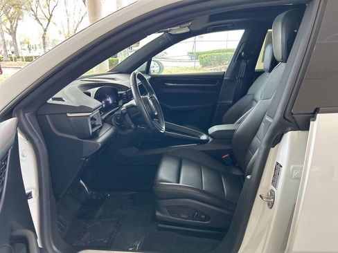 Used 2025 Porsche Macan Electric image 5