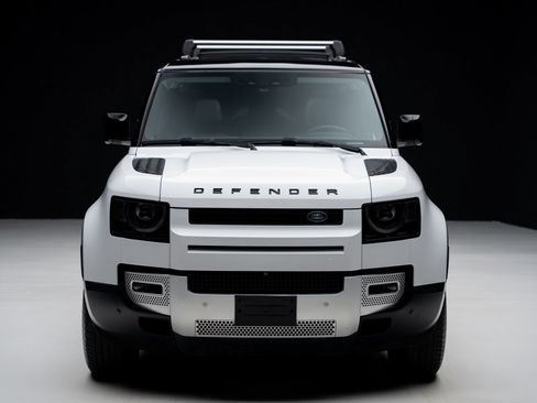 Used 2023 Land Rover Defender 130 SE image 7