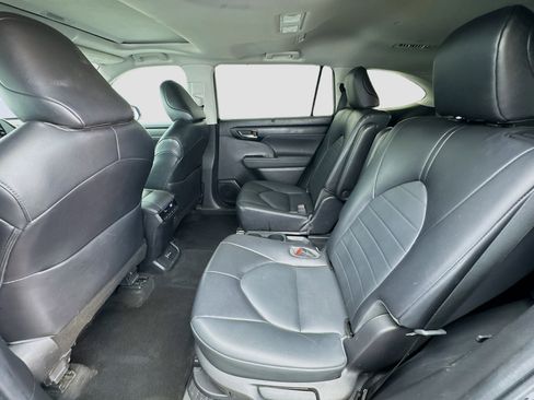 Used 2022 Toyota Highlander XLE image 16