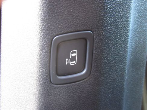 Used 2025 Kia Carnival FWD image 32