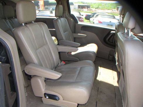 Used 2015 Chrysler Town & Country Touring image 23