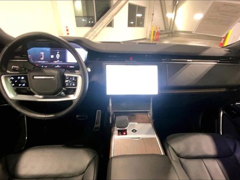 Used 2025 Land Rover Range Rover Long Wheelbase SE image 15