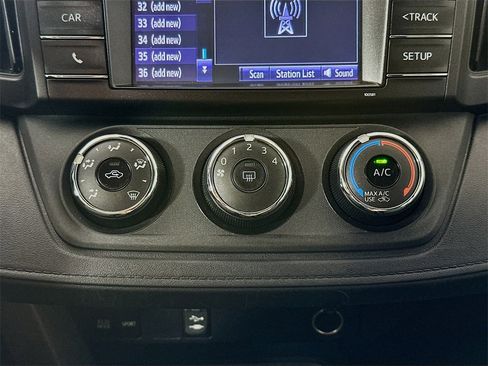 Used 2018 Toyota RAV4 LE image 18