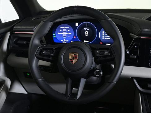Certified 2025 Porsche Macan Electric image 12