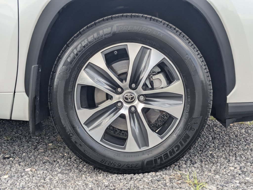 Used 2024 Toyota Highlander XLE FWD image 11