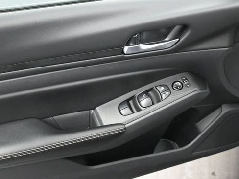 Used 2024 Nissan Altima 2.5 SV FWD image 9