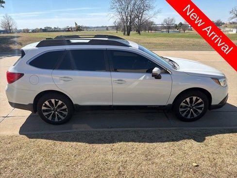 Used 2017 Subaru Outback 2.5i Limited image 2