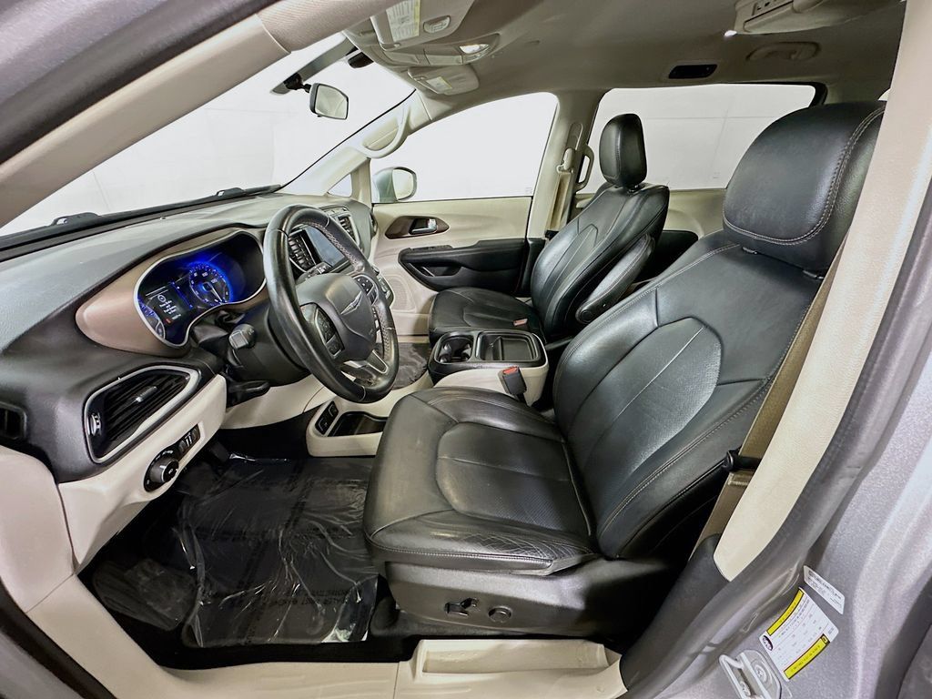 Used 2018 Chrysler Pacifica Touring-L w/ Premium Audio Group FWD image 18