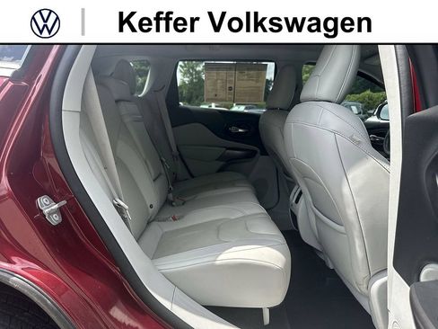 Used 2019 Jeep Cherokee Limited FWD image 26