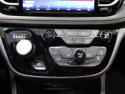 Used 2026 Chrysler Pacifica Pinnacle image 18