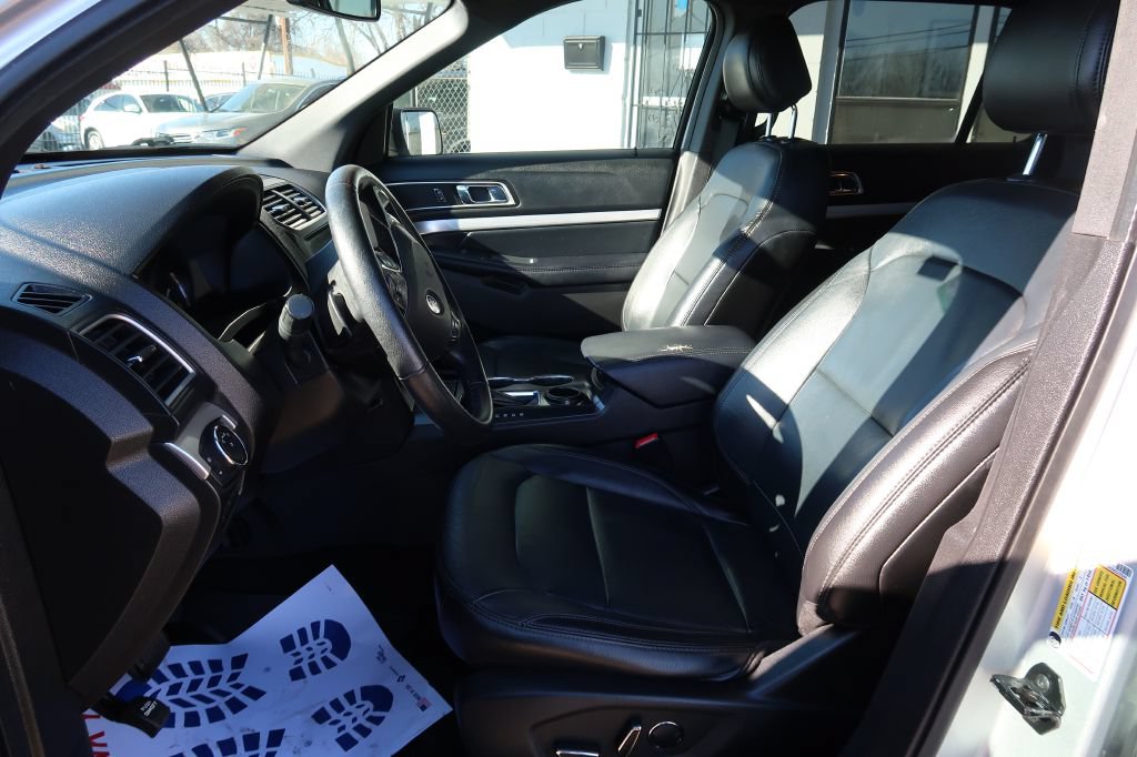Used 2017 Ford Explorer XLT w/ Equipment Group 202A FWD image 5