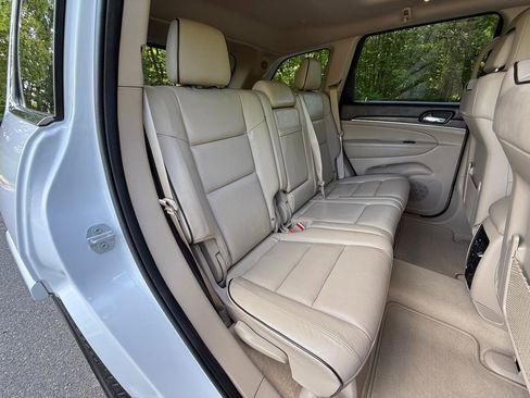 Used 2019 Jeep Grand Cherokee Overland AWD/4WD image 40