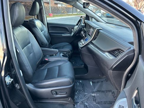 Certified 2020 Toyota Sienna SE image 30