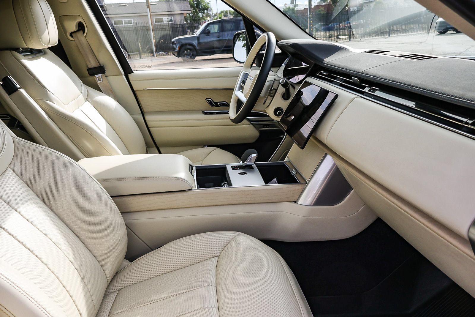 Certified 2024 Land Rover Range Rover SE AWD/4WD image 17