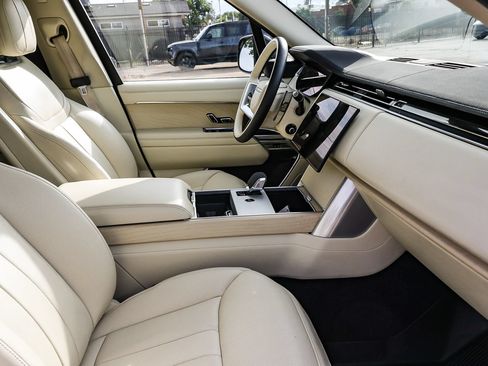 Certified 2024 Land Rover Range Rover SE AWD/4WD image 17