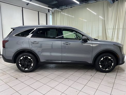Used 2024 Kia Sorento S image 3