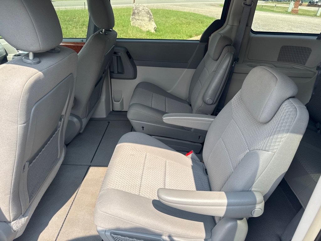 Used 2009 Chrysler Town & Country Touring FWD image 19