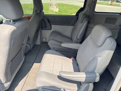 Used 2009 Chrysler Town & Country Touring FWD image 19