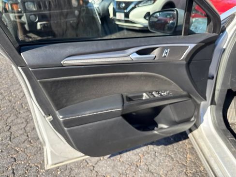 Used 2018 Ford Fusion SE w/ Fusion SE Technology Package FWD image 16