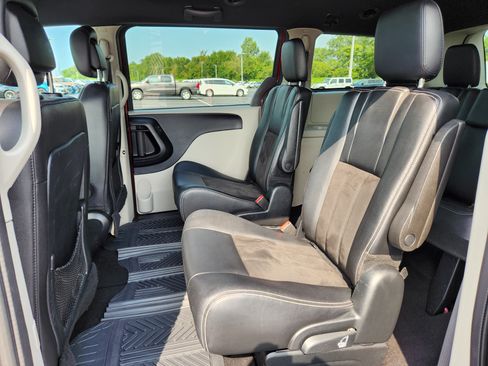 Used 2020 Dodge Grand Caravan SXT FWD image 12