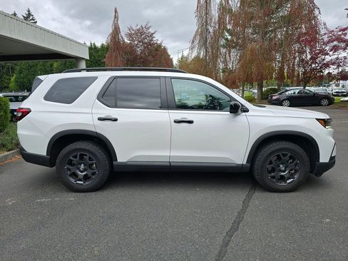 Used 2024 Honda Pilot TrailSport image 3
