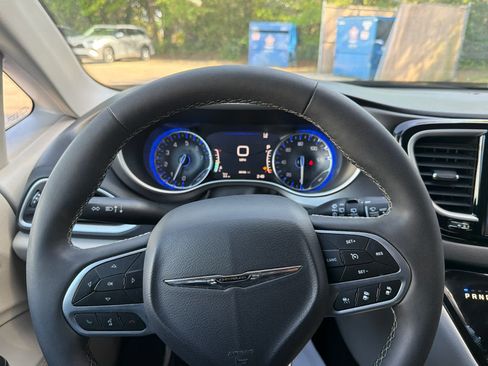 Used 2024 Chrysler Pacifica Touring-L FWD image 23