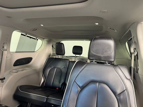Used 2024 Chrysler Pacifica Limited image 5