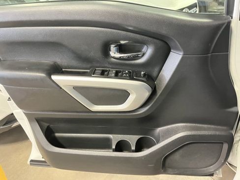 Used 2018 Nissan Titan SV w/ SV Convenience Package image 18