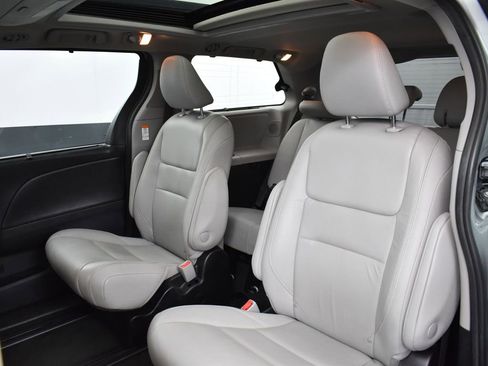 Used 2019 Toyota Sienna Limited Premium image 25