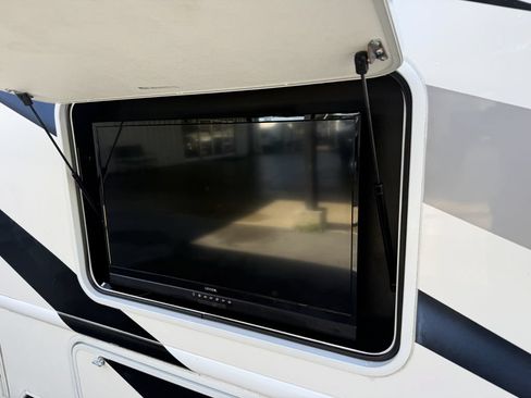 Used 2022 Ford E-450 and Econoline 450 Super Duty w/ Motorhome Prep Package RWD image 19