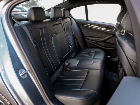 Used 2022 BMW 530e w/ M Sport Package RWD image 32