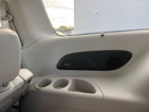 Used 2017 Chrysler Pacifica Touring-L Plus w/ Tire & Wheel Group image 44