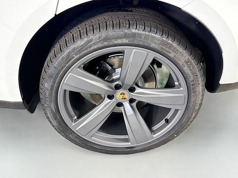 Certified 2026 Porsche Macan image 32