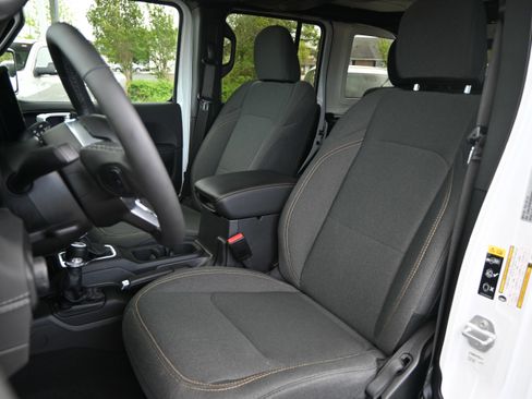 Used 2025 Jeep Wrangler Sahara image 7