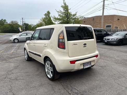 Used 2011 Kia Soul ! FWD image 3